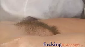 Hipster Hoe w Bubble Butt கொடுக்கிறது அற்புதமான வாய்வழி