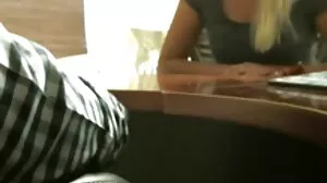 வில்லாவில் நெகிழ்வான லேசிகள் புஸ்ஸியை நக்குகின்றன