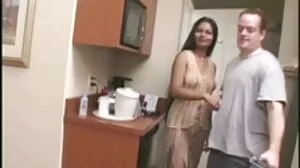 2 கவர்ச்சி பெண்கள் கம்பள சவாரிக்கு செல்கிறார்கள்