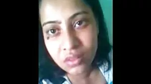 பச்சை குத்தப்பட்ட பொன்னிற குழந்தை காளி ரோஜாக்கள் படகோட்டிக்கு பசியாக இருக்கிறது