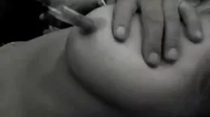 கவர்ச்சியான மாடல் அன்யா ஓல்சன் கருப்பு சேவலுக்காக ஏங்குகிறார்
