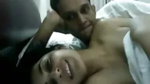 ஃபுட் ஃபெடிஷிஸ்ட் மெலடி குட்டி கால்களால் மெல்ல தேய்க்கிறது