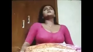 அழகான பொன்னிற மனைவி ஊதுகுழலுக்கு முழங்கால் பட்டைகளை அணிந்துள்ளார்