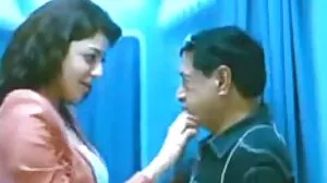 வளர்ப்பு சகோதரிகள் கர்லா மற்றும் ஜோயி குதவுக்காக ஒரு சேவலைப் பகிர்ந்து கொள்கிறார்கள்