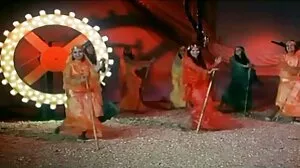 கன்னி ஆசியப் பெண் லெஸ்பியன் நண்பரிடம் இருந்து சில பாடங்களைப் பெறுகிறார்