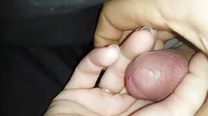 மருட்சியுடைய அம்மா மகனின் சிறந்த நண்பரை வீசுகிறார்