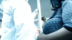 மருட்சியுடைய அம்மா மகனின் சிறந்த நண்பரை வீசுகிறார்